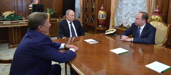 President Vladimir Putin meets with Sergei Ivanov and Anton Vaino - Sputnik International