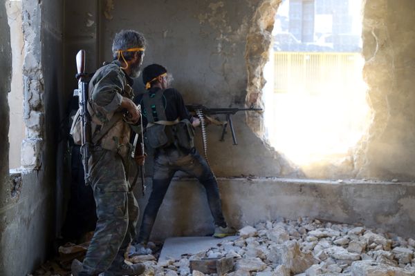 Rebel fighters fire towards positions of regime forces in Ramussa on the southwestern edges of Syria's northern city of Aleppo on August 6, 2016 Rebel fighters fire towards positions of regime forces in Ramussa on the southwestern edges of Syria's northern city of Aleppo on August 6, 2016 - Sputnik International