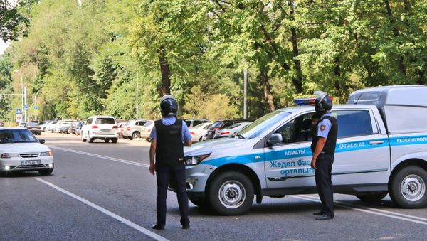 Police near the Amalinsky district police office in the center of Almaty. - Sputnik International