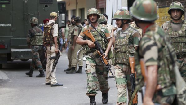 Indian army soldiers search for suspected militants near a school in Jammu, India, Friday, Aug. 12, 2016 - Sputnik International