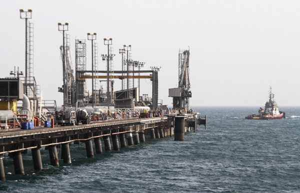 A picture shows an oil facility in the Khark Island, on the shore of the Gulf, on February 23, 2016 A picture shows an oil facility in the Khark Island, on the shore of the Gulf, on February 23, 2016 - Sputnik International