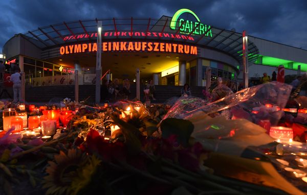 Candles and flowers lie in front of the Olympia Einkaufszentrum shopping centre on July 24, 2016 in Munich, southern Germany, where an 18-year-old German-Iranian student run amok Candles and flowers lie in front of the Olympia Einkaufszentrum shopping centre on July 24, 2016 in Munich, southern Germany, where an 18-year-old German-Iranian student run amok - Sputnik International