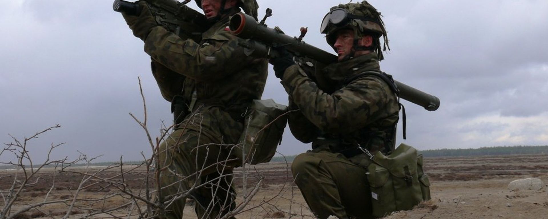Polish soldiers practice taking aim with Grom MANPADs Polish soldiers practice taking aim with Grom MANPADs - Sputnik International, 1920, 01.02.2022