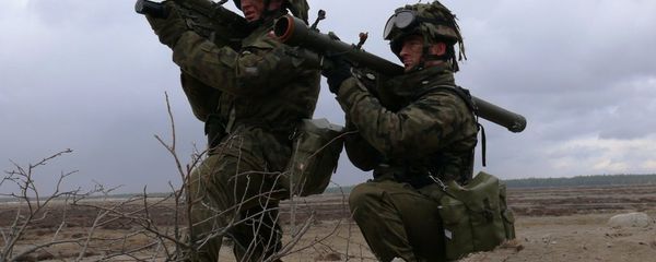Polish soldiers practice taking aim with Grom MANPADs - Sputnik International