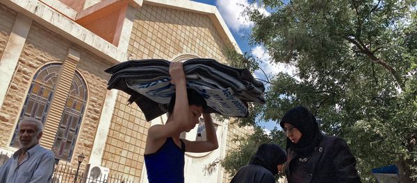 Refugees from block 1070 in south-western Aleppo who received aid in a Sunday Orthodox School by an Orthodox church in Aleppo - Sputnik International