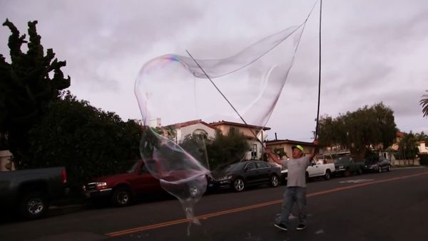 Bubble Man Practices Making Bubbles - Sputnik International