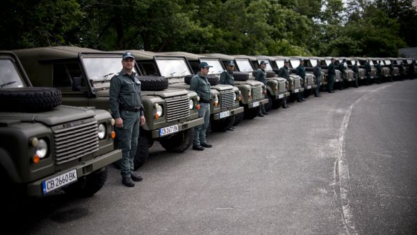 Bulgarian border police personal stand between military vehicles donated to Bulgarian government by the United Kingdom at the border between Bulgaria and Turkey near the Bulgarian town of Malko Tarnovo on May 22, 2016 Bulgarian border police personal stand between military vehicles donated to Bulgarian government by the United Kingdom at the border between Bulgaria and Turkey near the Bulgarian town of Malko Tarnovo on May 22, 2016 - Sputnik International