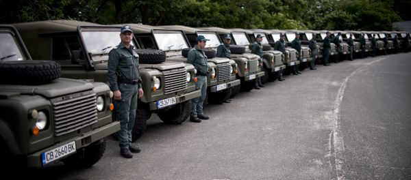Bulgarian border police personal stand between military vehicles donated to Bulgarian government by the United Kingdom at the border between Bulgaria and Turkey near the Bulgarian town of Malko Tarnovo on May 22, 2016 Bulgarian border police personal stand between military vehicles donated to Bulgarian government by the United Kingdom at the border between Bulgaria and Turkey near the Bulgarian town of Malko Tarnovo on May 22, 2016 - Sputnik International