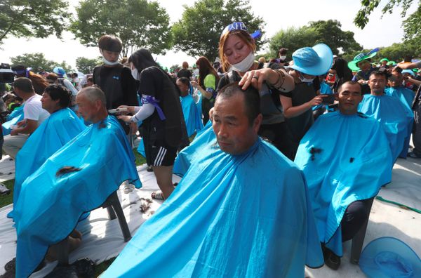 More than 900 Seongju residents have their heads shaved during a protest against the planned deployment of the US Terminal High Altitude Area Defense (THAAD) system at a local park in the southeastern town of Seongju on August 15, 2016 - Sputnik International