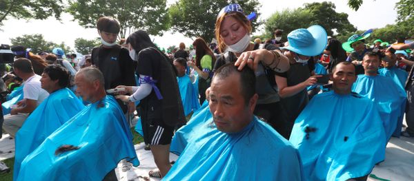 More than 900 Seongju residents have their heads shaved during a protest against the planned deployment of the US Terminal High Altitude Area Defense (THAAD) system at a local park in the southeastern town of Seongju on August 15, 2016 - Sputnik International
