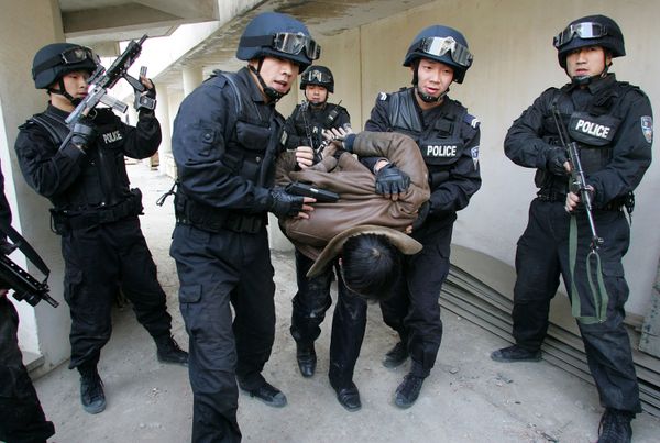 Members of the Special Weapons and Tactics Team (SWAT) of the Xian police force arrest a 'terrorist' during a drill at the Qujiang Waterworks in Xian, northwestern China's Shaanxi province. file photo  - Sputnik International
