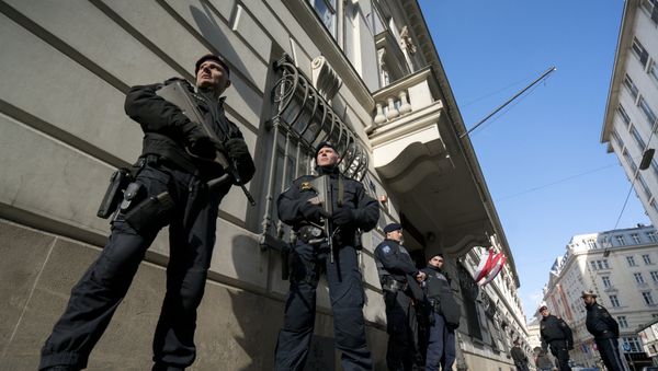 Austrian police officers guard the entrance to the West-Balkan conference Managing Migration together at the Austrian interior ministry in Vienna, Austria on February 24, 2016 - Sputnik International