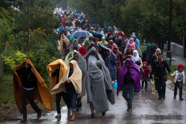 Refugees walk from railway station in Hegyeshalom in Hungary toward the Austrian border. - Sputnik International