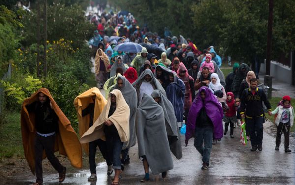 Refugees walk from railway station in Hegyeshalom in Hungary toward the Austrian border. - Sputnik International