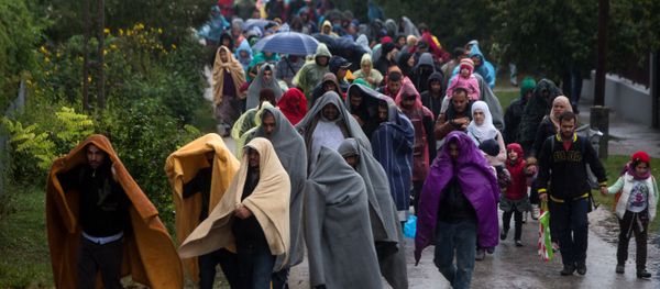 Refugees walk from railway station in Hegyeshalom in Hungary toward the Austrian border. - Sputnik International