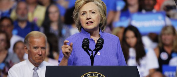 Democratic presidential nominee Hillary Clinton speaks at a campaign rally with Vice President Joe Biden(L), August 15, 2016, in Scranton, Pennsylvania - Sputnik International