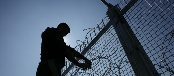 A worker installs barbed wire to a border fence to prevent illegal crossings by migrants at the Bulgarian-Turkish border near the Bulgarian village of Shtit A worker installs barbed wire to a border fence to prevent illegal crossings by migrants at the Bulgarian-Turkish border near the Bulgarian village of Shtit - Sputnik International