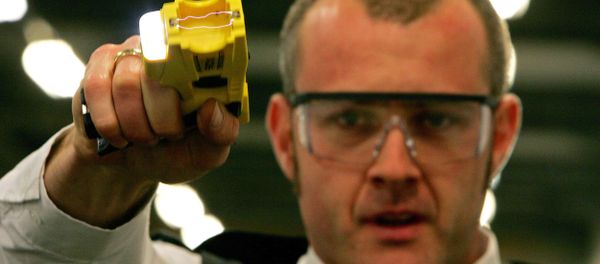 British Police Officer and a taser gun British Police Officer and a taser gun - Sputnik International