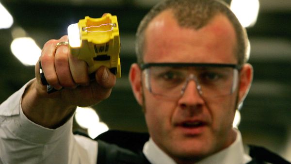 British Police Officer and a taser gun - Sputnik International