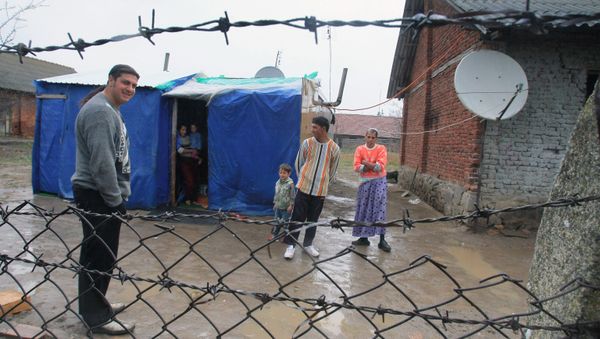 A gipsy family in the Serbian village of Priluzhye in the Albanian part of Kosovo. (File) - Sputnik International