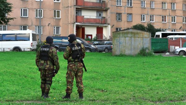 Special task force outside a residential high-rise during an operation to detain alleged North Caucasus militants, in St. Petersburg - Sputnik International
