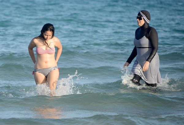 French Nudists Threaten to 'Bare All' in Sizzling Public Pool Standoff With Burkini Bathers - Sputnik International