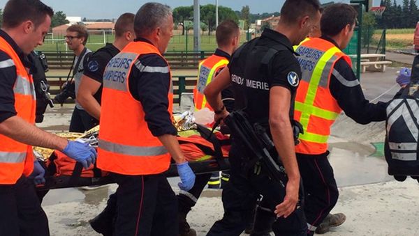 French firemen evacuate an injured passenger after a regional TER train rammed into a fallen tree in Saint-Aunes, France, east of Montpellier - Sputnik International