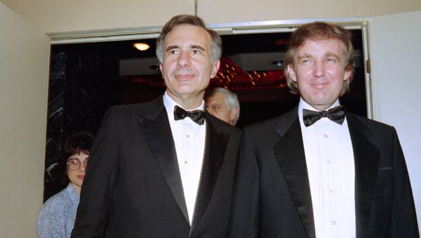 Donald Trump (R) poses with Carl Icahn (file) - Sputnik International