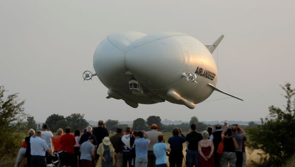 The Airlander 10 hybrid airship makes its maiden flight at Cardington Airfield in Britain, August 17, 2016. - Sputnik International