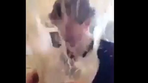 Cereal Explodes in Guy's Face - Sputnik International
