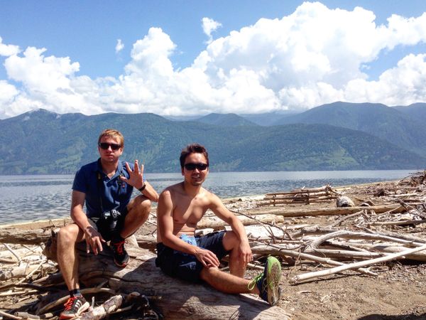 Alex and Nik chilling near a lake in the Altay Mountains - Sputnik International