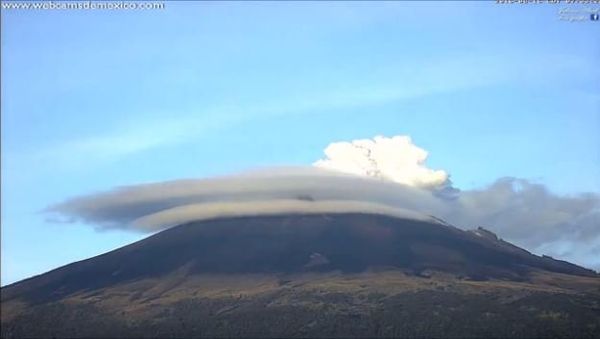 Popocatepetl Surrounded by Cloud Halo During Volcanic Exhalation - Sputnik International