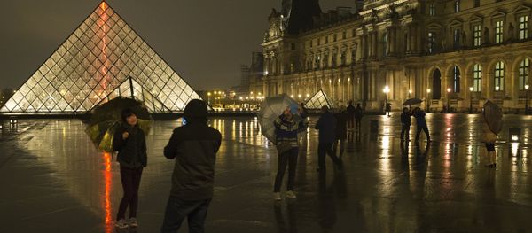 Chinese tourists take at night photos of each other outside the main entrance to the Louvre museum and its pyramid, on March 24, 2015 in Paris. (File) Chinese tourists take at night photos of each other outside the main entrance to the Louvre museum and its pyramid, on March 24, 2015 in Paris. (File) - Sputnik International