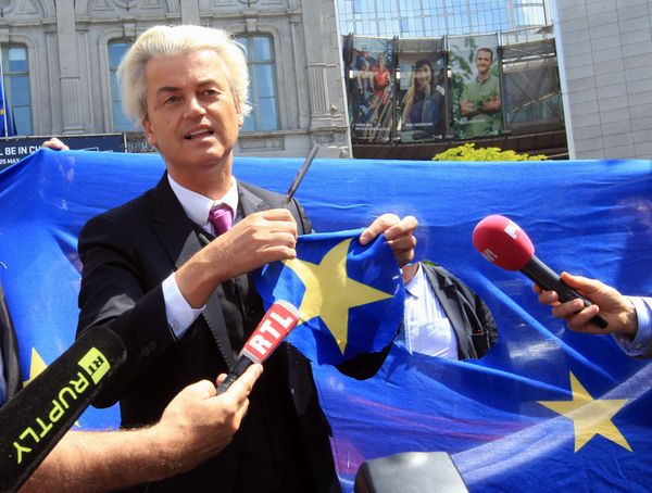 Dutch populist and euro-sceptic Geert Wilders displays a yellow star he cut out of the EU flag, during news conference, in front of the European Parliament in Brussels (File) - Sputnik International