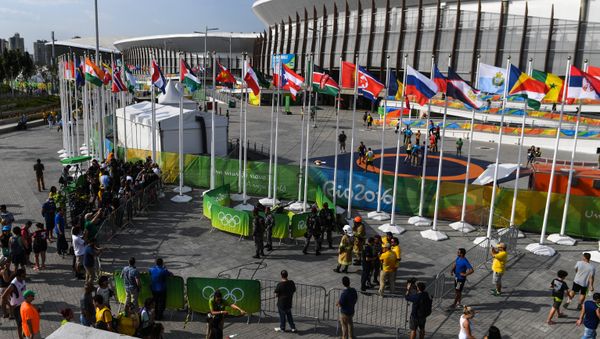 Servicemen and volunteers seal off the site where an aerial TV camera fell on people at the Olympic Park in Rio de Janeiro - Sputnik International