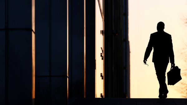 A worker arrives at his office in the Canary Wharf business district in London (File) - Sputnik International