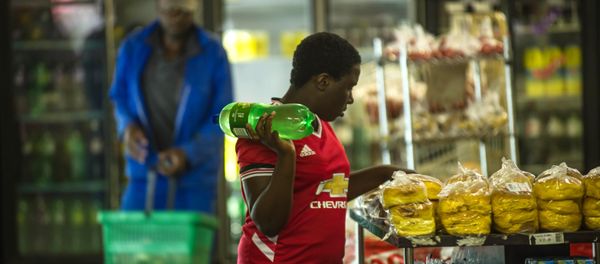 A woman holds a bottle of soft drink as she shops around at a local supermarket in the Township of Zandspruit, Greater Johannesburg, South Africa, on March 15, 2016 - Sputnik International