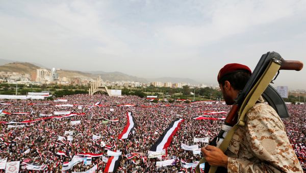 A soldier looks at people rallying to show support to a political council formed by the Houthi movement and the General People's Congress party to unilaterally rule Yemen by both groups, in the capital Sanaa August 20, 2016 A soldier looks at people rallying to show support to a political council formed by the Houthi movement and the General People's Congress party to unilaterally rule Yemen by both groups, in the capital Sanaa August 20, 2016 - Sputnik International