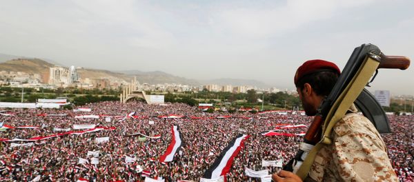 A soldier looks at people rallying to show support to a political council formed by the Houthi movement and the General People's Congress party to unilaterally rule Yemen by both groups, in the capital Sanaa August 20, 2016 A soldier looks at people rallying to show support to a political council formed by the Houthi movement and the General People's Congress party to unilaterally rule Yemen by both groups, in the capital Sanaa August 20, 2016 - Sputnik International