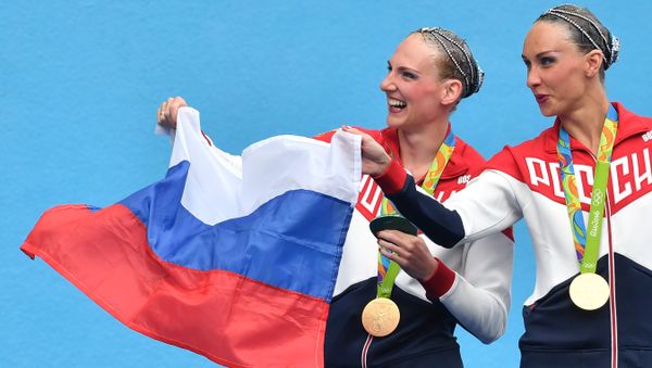 Svetlana Romashina and Natalya Ishchenko (Russia), gold medalists in the women's synchronized swimming free routine finals at the XXXI Summer Olympics, at the award ceremony - Sputnik International