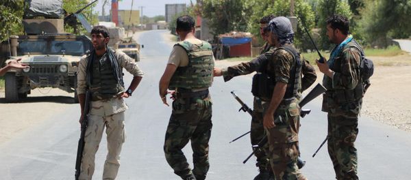 Afghan security personnel prepare for combat during an ongoing battle with Taliban militants in the Charkhab area of northeastern Kunduz province on August 20, 201 - Sputnik International