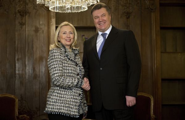 US Secretary of State Hillary Clinton shaking hands with Ukrainian President Viktor Yanukovych during a bilateral meeting at the 48th Munich Security Conference, 2012. Two years earlier, Clinton traveled to Ukraine directly to meet with the president. - Sputnik International