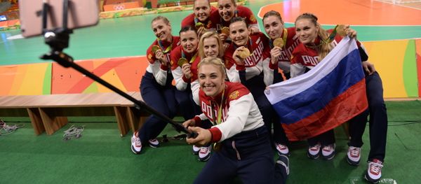 The Russian national team, winners of the gold medal in women's handball at the XXXI Summer Olympics, during the medal ceremony - Sputnik International