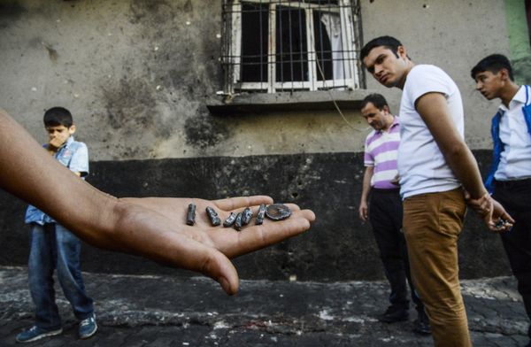 A person shows pieces of projectile near the explosion scene following a late night attack on a wedding party that left at least 30 dead in Gaziantep in southeastern Turkey near the Syrian border on August 21, 2016 - Sputnik International