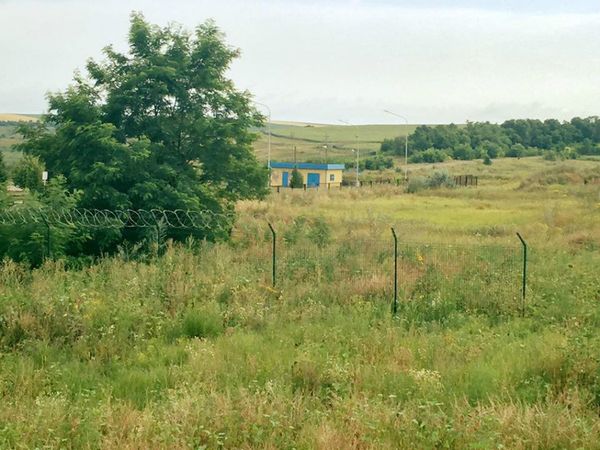 Chunk of the 'wall' on Ukraine's border with Russia Chunk of the 'wall' on Ukraine's border with Russia - Sputnik International