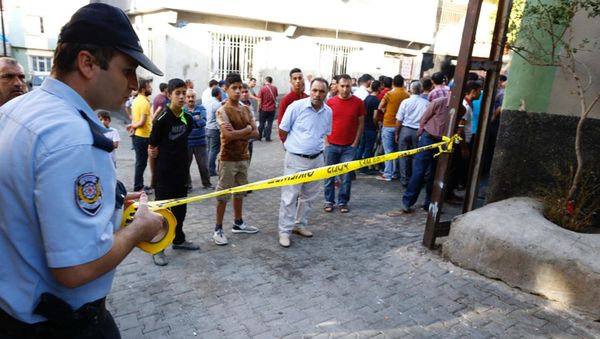 A police officer secures the scene of an explosion where a suspected suicide bomber targeted a wedding celebration in the Turkish city of Gaziantep, Turkey, August 21, 2016 - Sputnik International