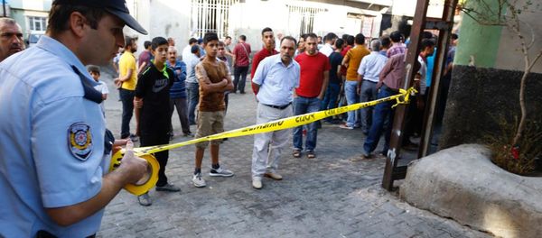 A police officer secures the scene of an explosion where a suspected suicide bomber targeted a wedding celebration in the Turkish city of Gaziantep, Turkey, August 21, 2016 A police officer secures the scene of an explosion where a suspected suicide bomber targeted a wedding celebration in the Turkish city of Gaziantep, Turkey, August 21, 2016 - Sputnik International