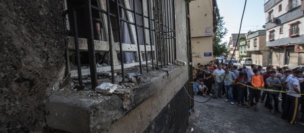 People stand near the explosion scene following a late night attack on a wedding party that left at least 30 dead in Gaziantep in southeastern Turkey near the Syrian border on August 21, 2016 - Sputnik International