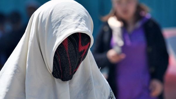A woman wears a paranja at a street market in the town of Kara-Suu, in the Fergana Valley some 700km outside Bishkek, on May 13, 2009 A woman wears a paranja at a street market in the town of Kara-Suu, in the Fergana Valley some 700km outside Bishkek, on May 13, 2009 - Sputnik International