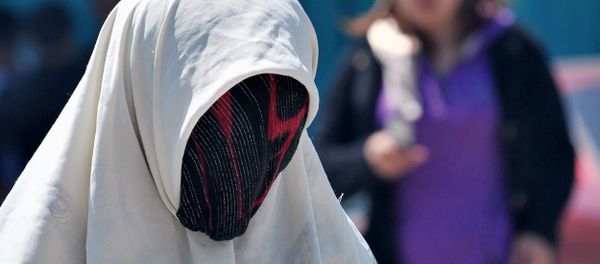 A woman wears a paranja at a street market in the town of Kara-Suu, in the Fergana Valley some 700km outside Bishkek, on May 13, 2009 - Sputnik International